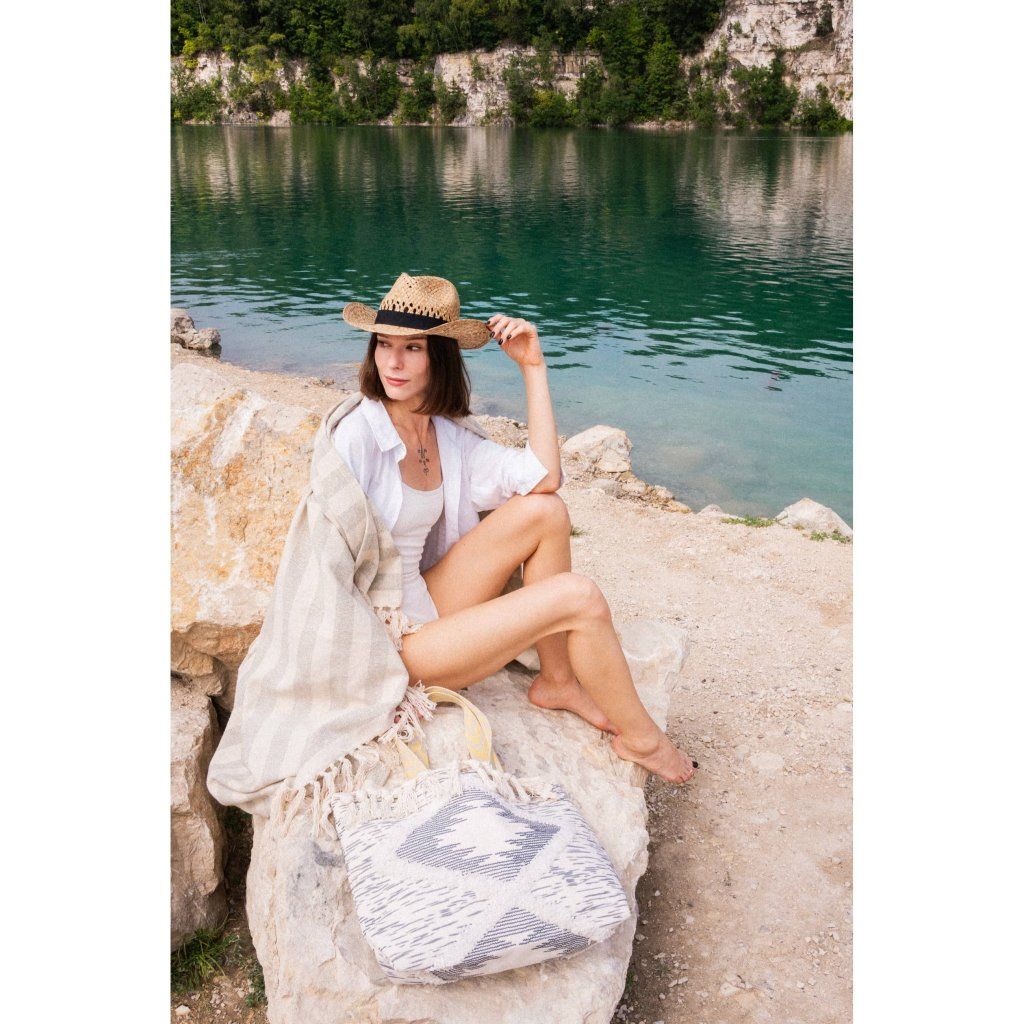 Béžová etno kabelka na postavě – plážový i městský styl