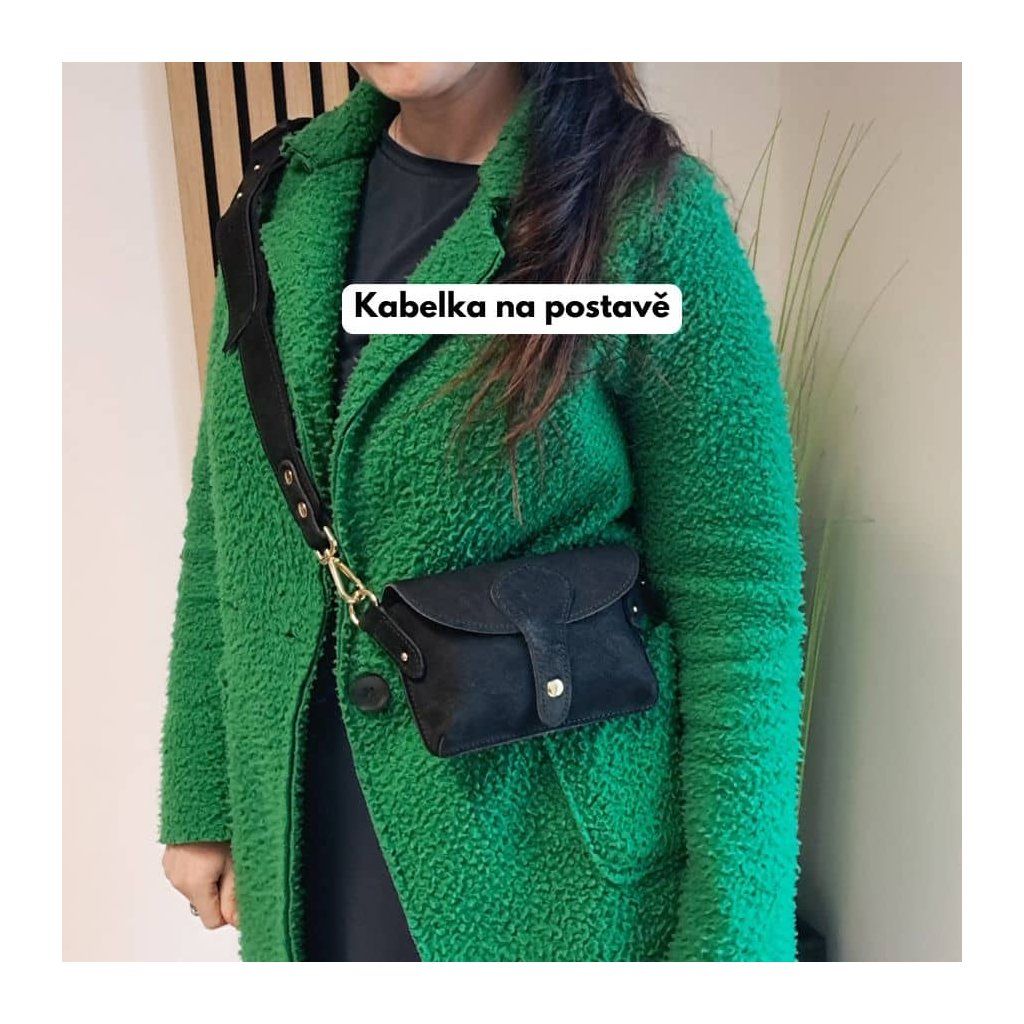 Modelka s černou crossbody kabelkou Danami