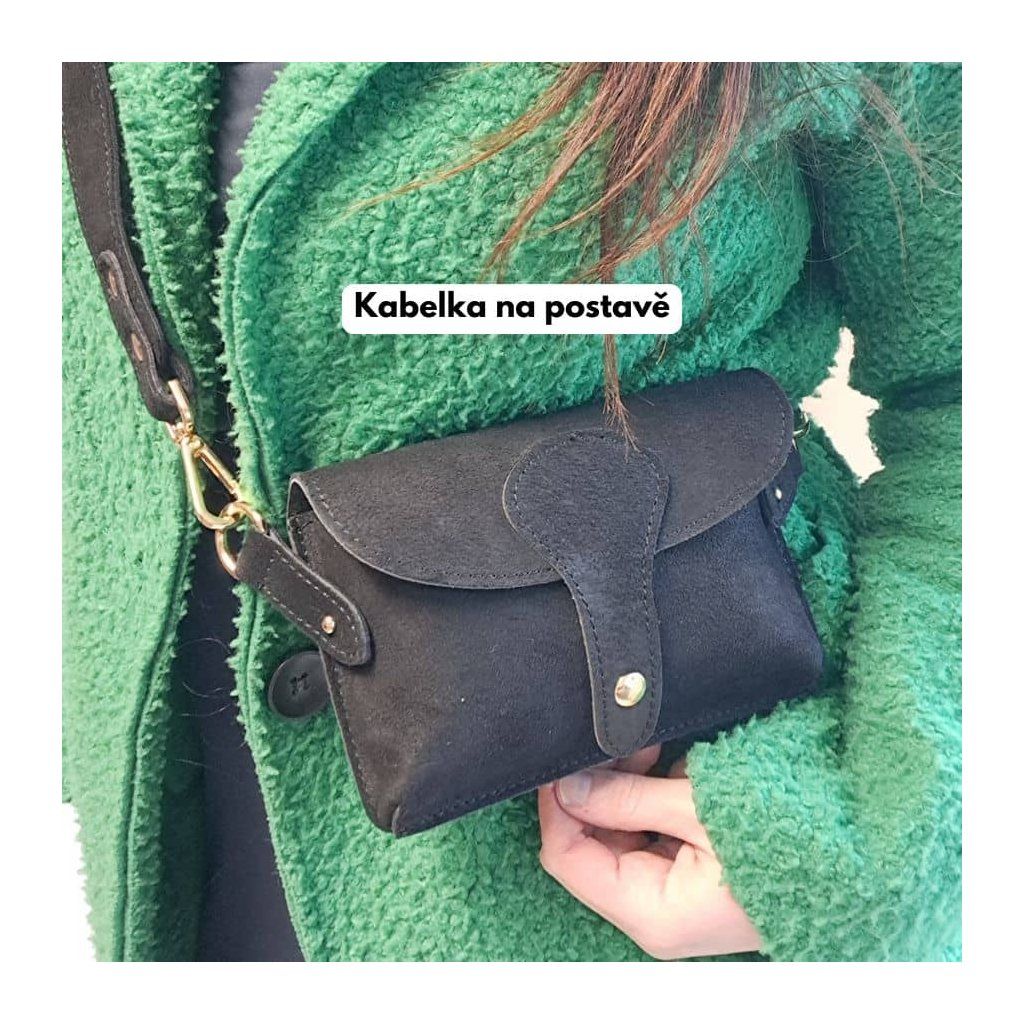 Detail nošení kabelky přes rameno