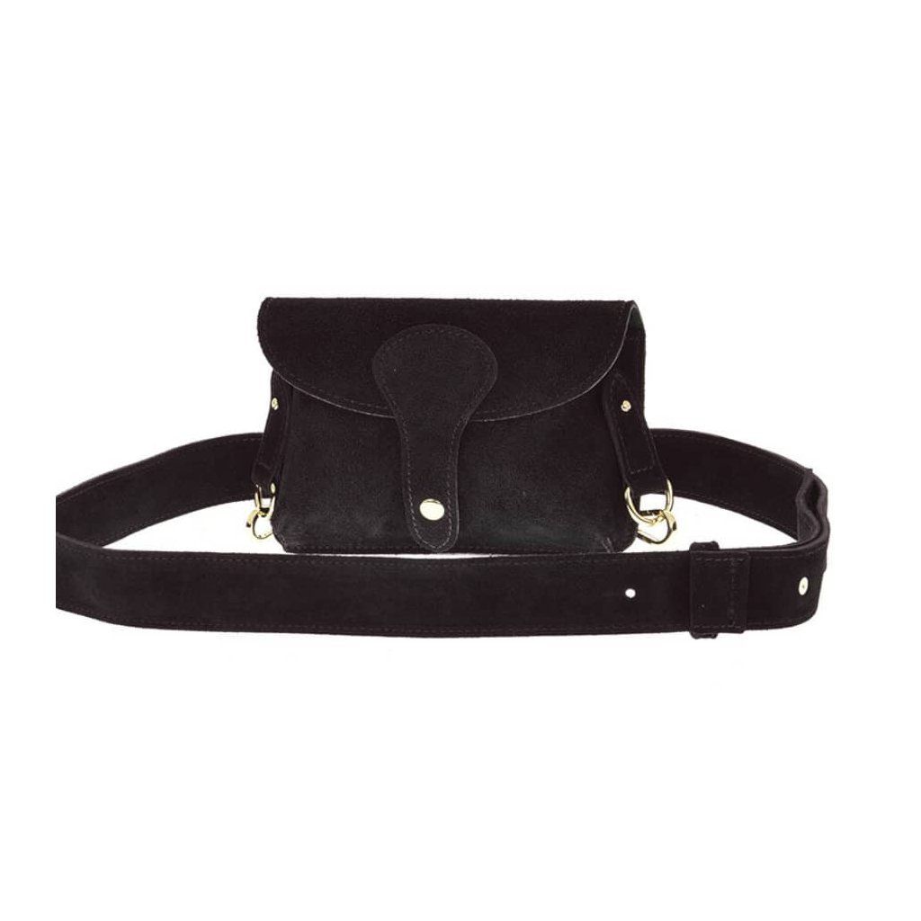 Černá kožená crossbody kabelka v detailu