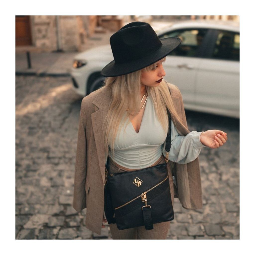 Minimalistická crossbody kabelka v černé barvě