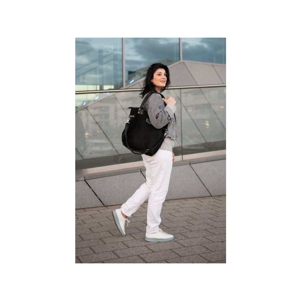 Detail černé kabelky na postavě